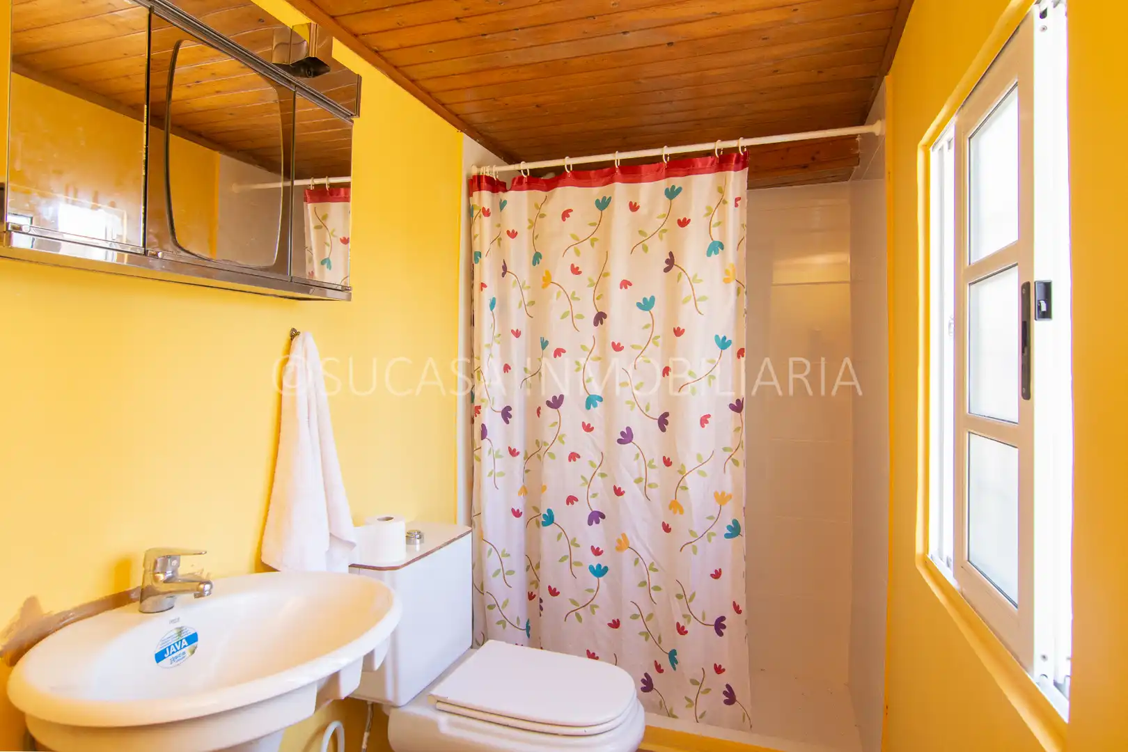 Badezimmer von Einfamilien-Reihenhaus zum Verkauf in Carral mit Heizung, Privatgarten und Abstellraum
