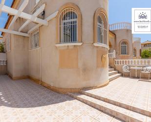 Vista exterior de Casa adosada en venda en Torrevieja amb Aire condicionat, Terrassa i Balcó