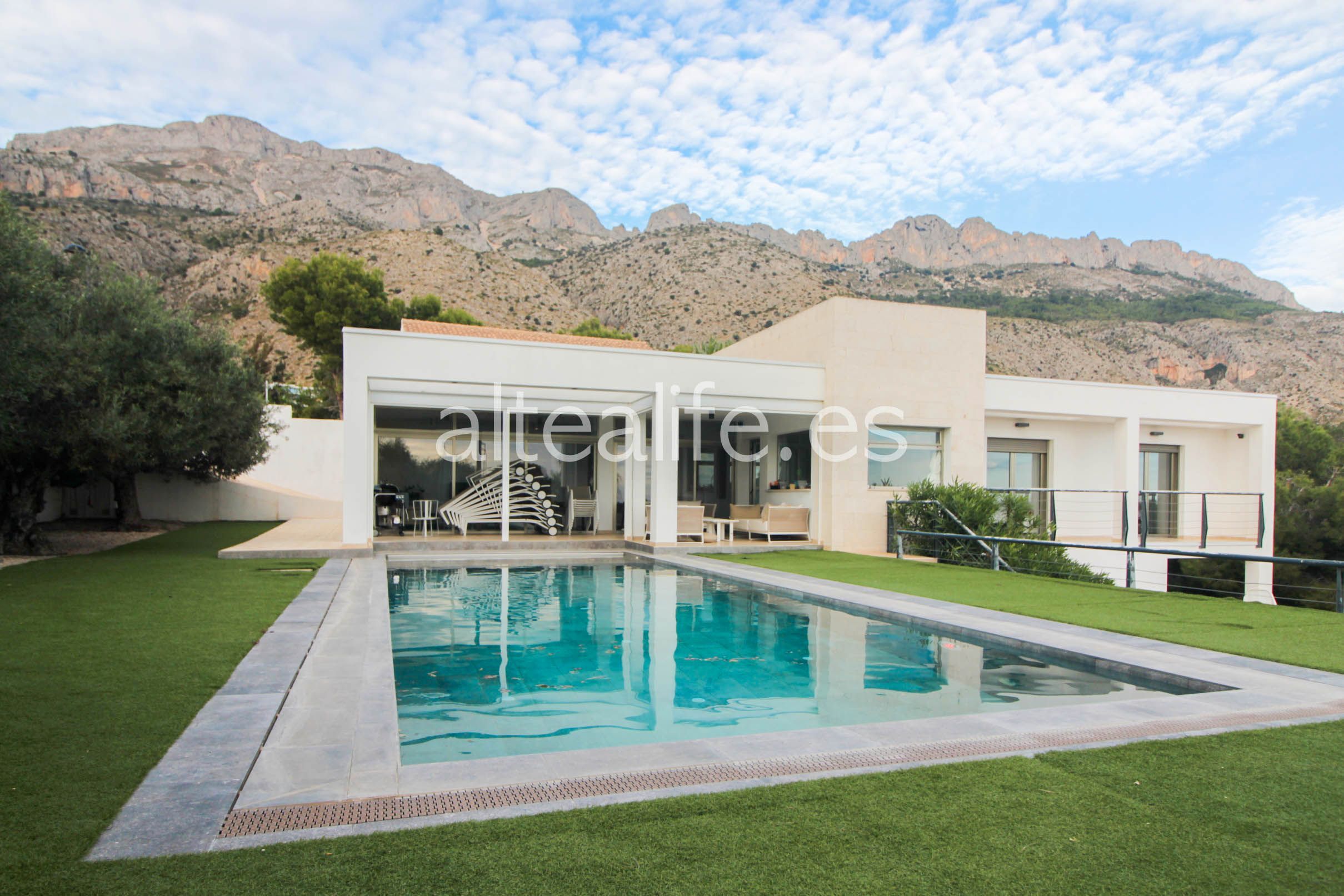 Vista exterior de Casa o xalet en venda en Altea amb Aire condicionat, Jardí privat i Terrassa
