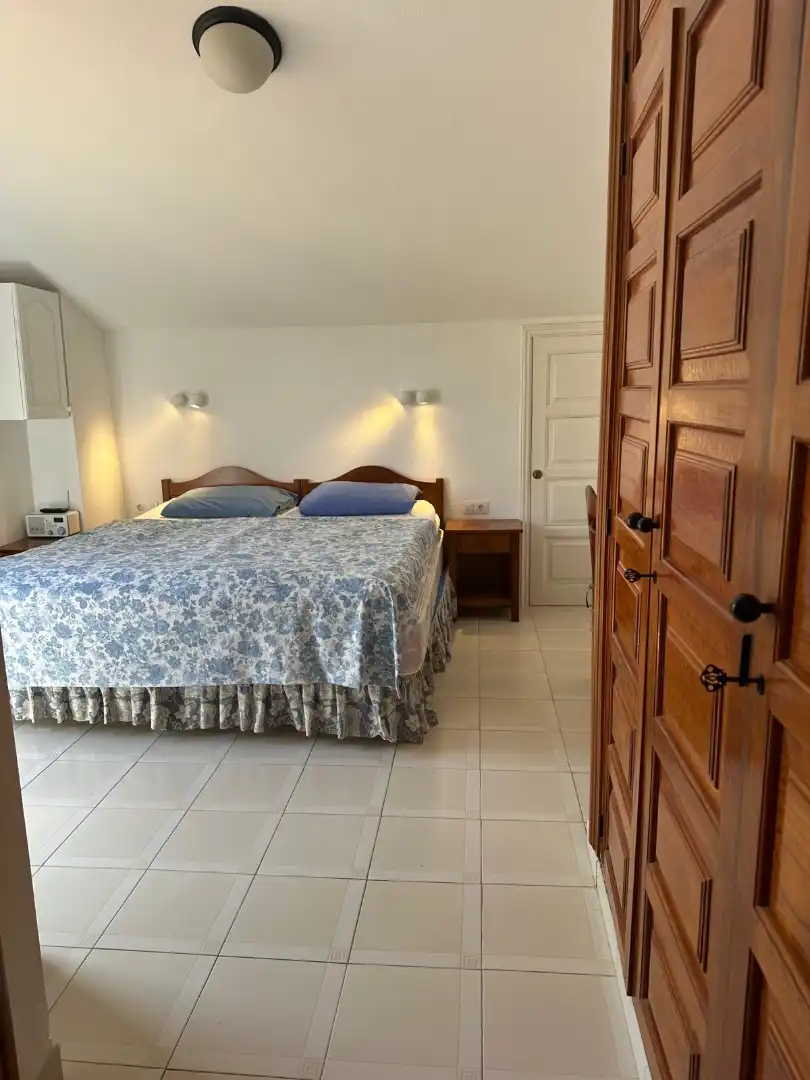 Schlafzimmer von Dachboden zum Verkauf in Arona mit Terrasse, Möbliert und Ofen