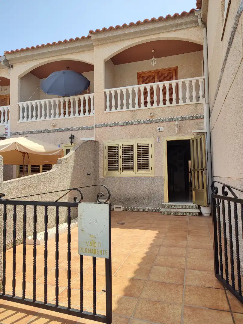 Casa a schiera con terrazza in vendita a Calle Manila 46