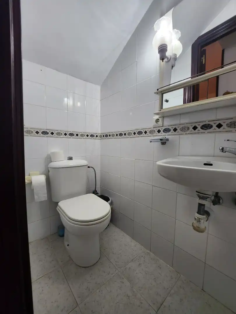 Badezimmer von Einfamilien-Reihenhaus zum Verkauf in Alcalá de Guadaira mit Klimaanlage, Terrasse und Abstellraum
