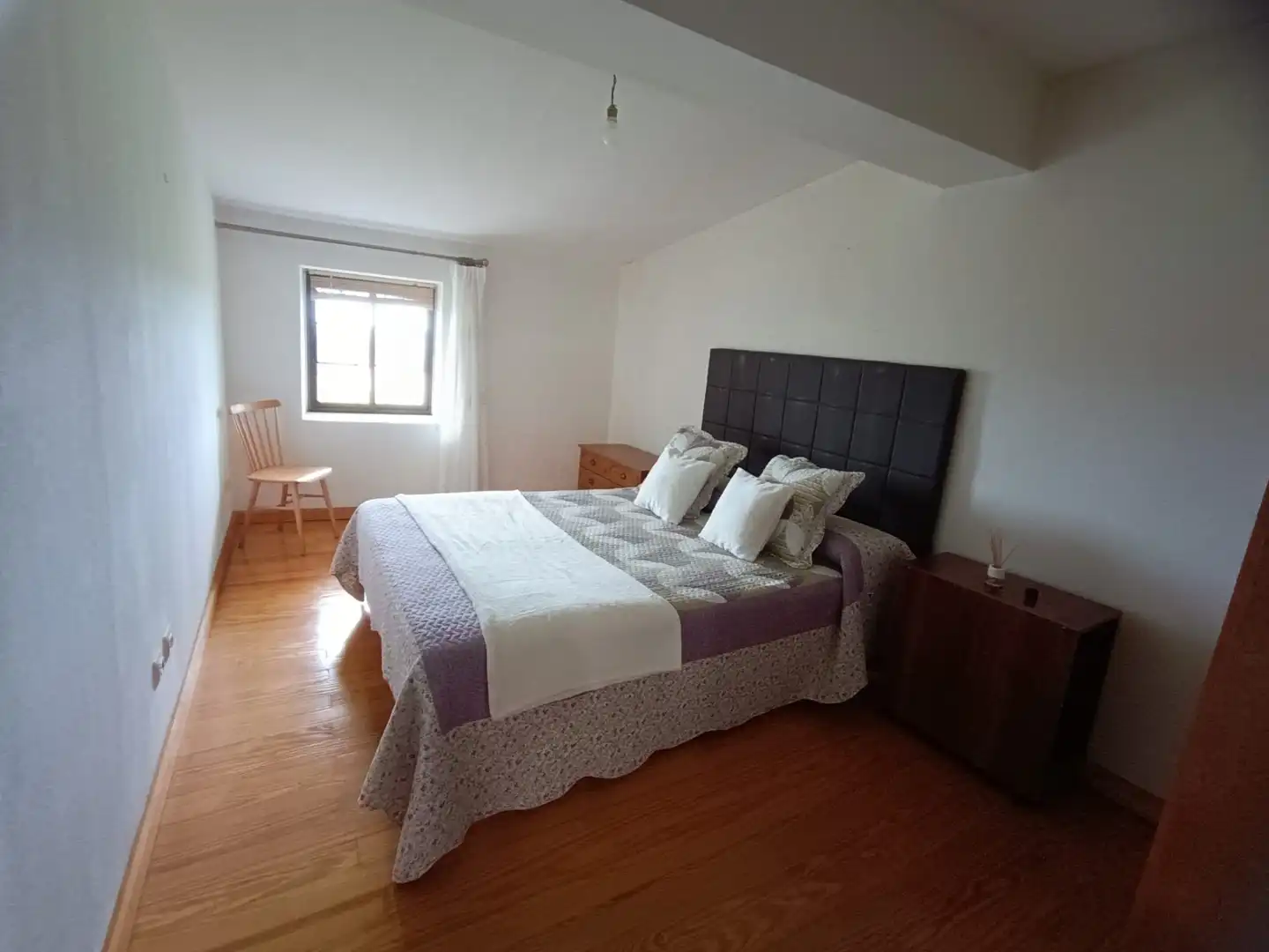 Schlafzimmer von Einfamilien-Reihenhaus zum Verkauf in Valdáliga mit Heizung, Abstellraum und Balkon