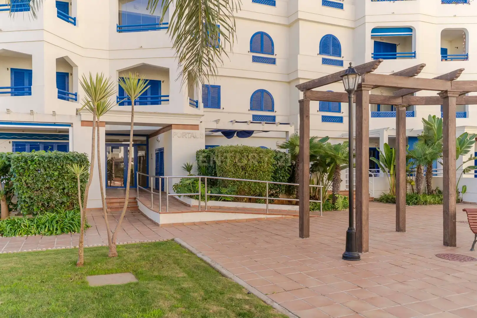 Außenansicht von Wohnung zum Verkauf in Manilva mit Privatgarten, Abstellraum und Gemeinschaftspool