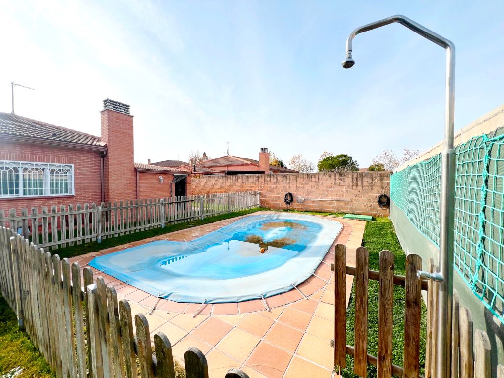 Piscina de Casa o xalet en venda en Galápagos amb Aire condicionat, Calefacció i Jardí privat