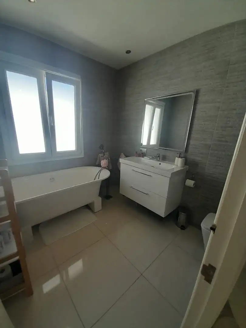 Bany de Casa o xalet en venda en Marbella amb Aire condicionat, Jardí privat i Terrassa