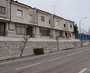 Exterior view of Single-family semi-detached for sale in Montemayor de Pililla  with Terrace and Balcony