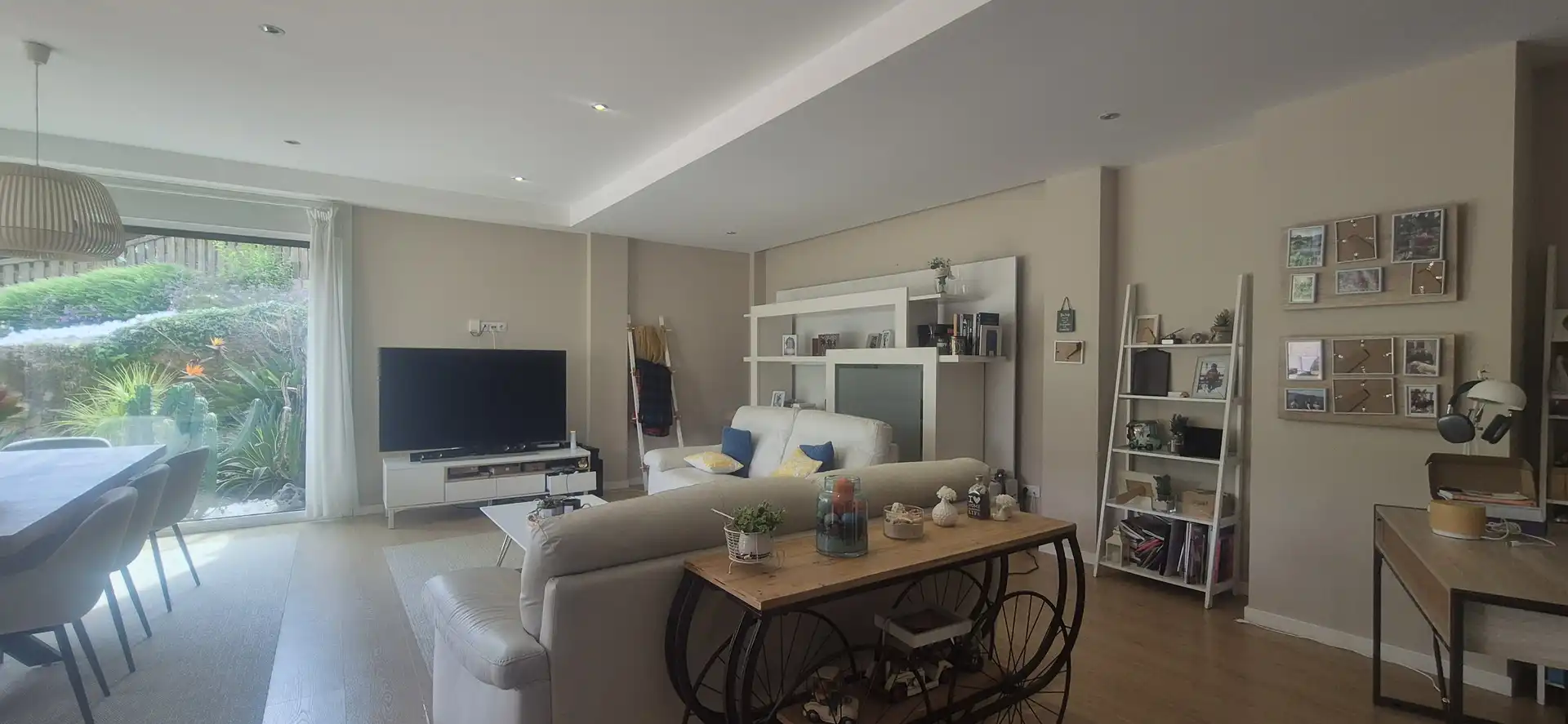 Sala de estar de Casa o chalet en venta en Vigo  con Aire acondicionado, Calefacción y Jardín privado