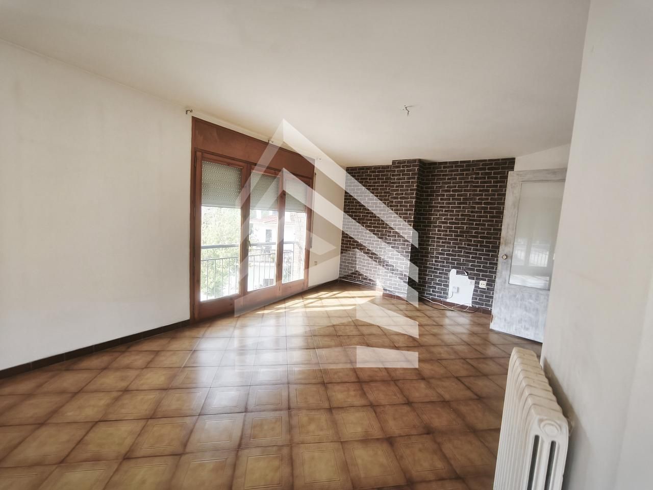 Sala d'estar de Pis en venda en Solsona amb Parquet, Terrassa i Moblat