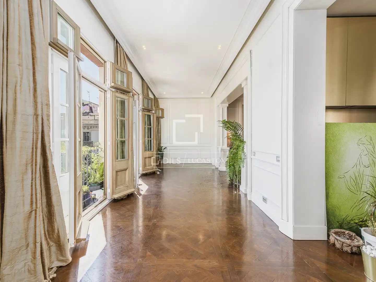 Wohnung zum Verkauf in Barcelona mit Klimaanlage, Parkett und Terrasse