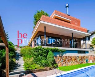 Vista exterior de Casa o xalet en venda en Sant Cugat del Vallès amb Aire condicionat, Calefacció i Jardí privat