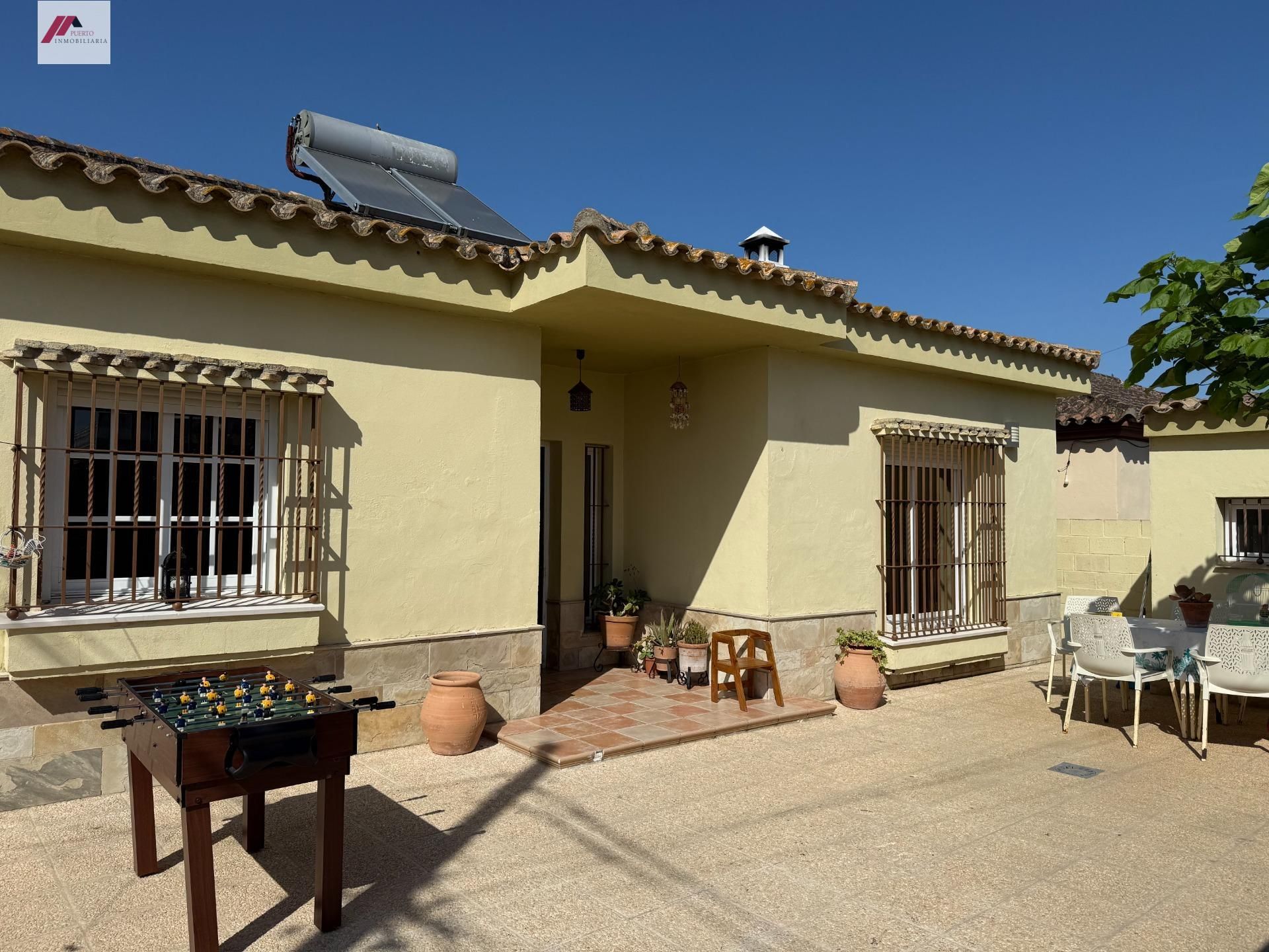 Vista exterior de Casa o xalet en venda en El Puerto de Santa María amb Aire condicionat i Jardí privat