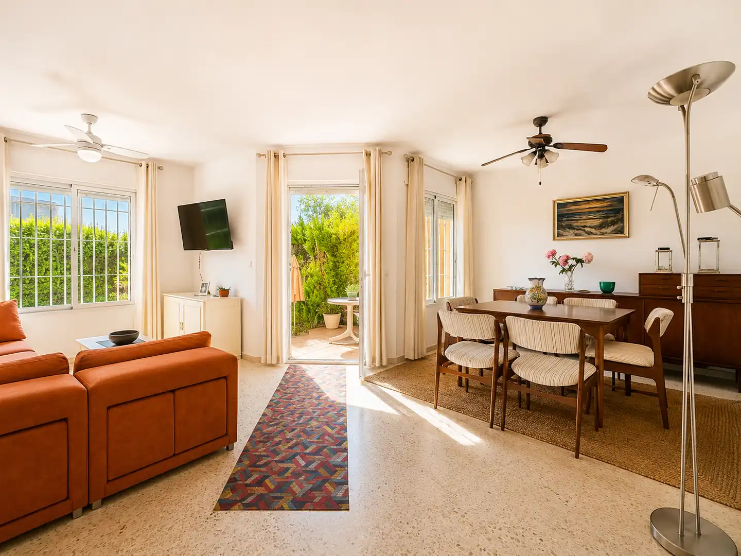 Sala de estar de Casa adosada en venta en Estepona con Jardín privado, Terraza y Piscina