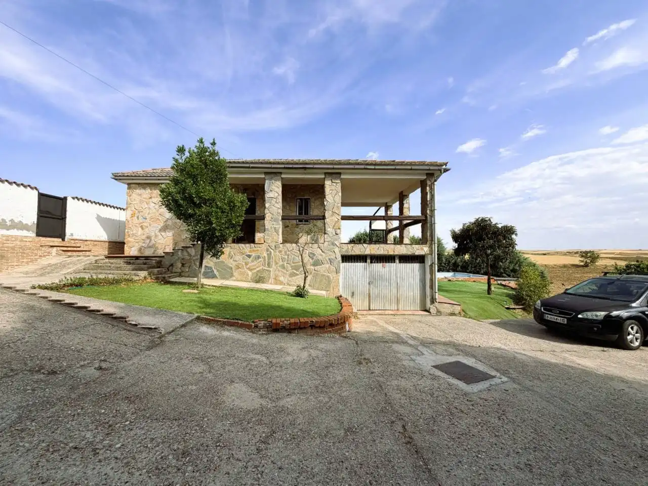 Vista exterior de Casa o xalet en venda en Cedillo del Condado amb Aire condicionat, Calefacció i Jardí privat
