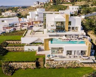 Vista exterior de Casa o xalet de lloguer en Benahavís amb Aire condicionat, Jardí privat i Terrassa