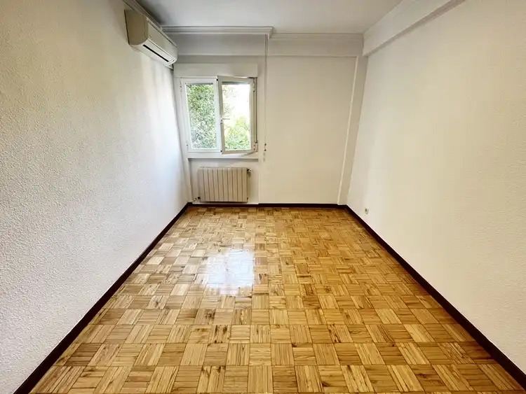 Bedroom of Flat for rent in Madrid  with Air Conditioner, Heating and Parquet flooring