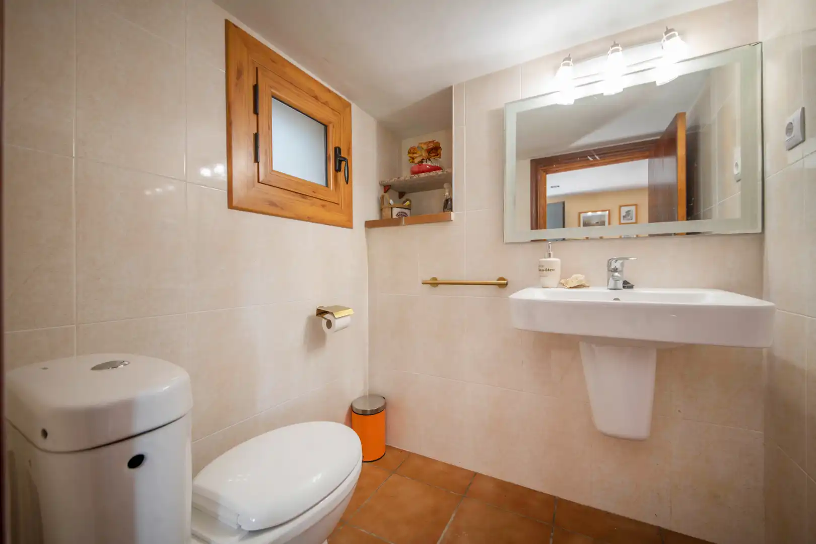 Badezimmer von Country house zum Verkauf in La Torre de Claramunt mit Privatgarten, Terrasse und Möbliert