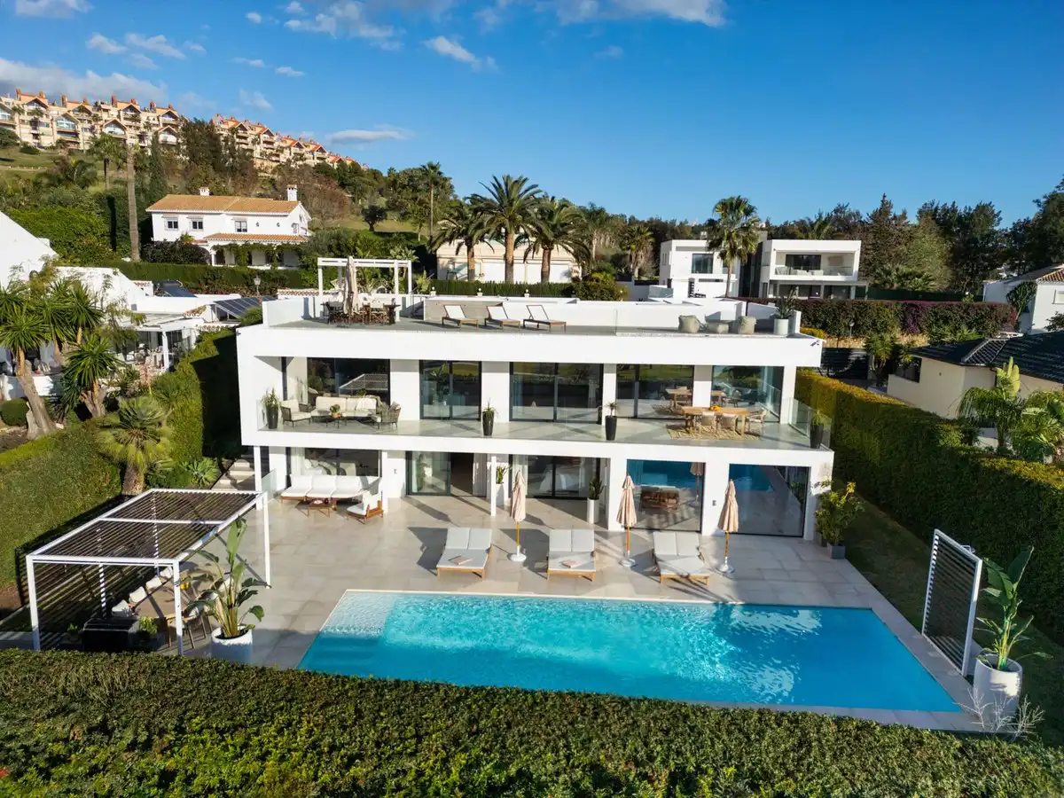 Chalet con piscina en venta en Nueva Andalucía
