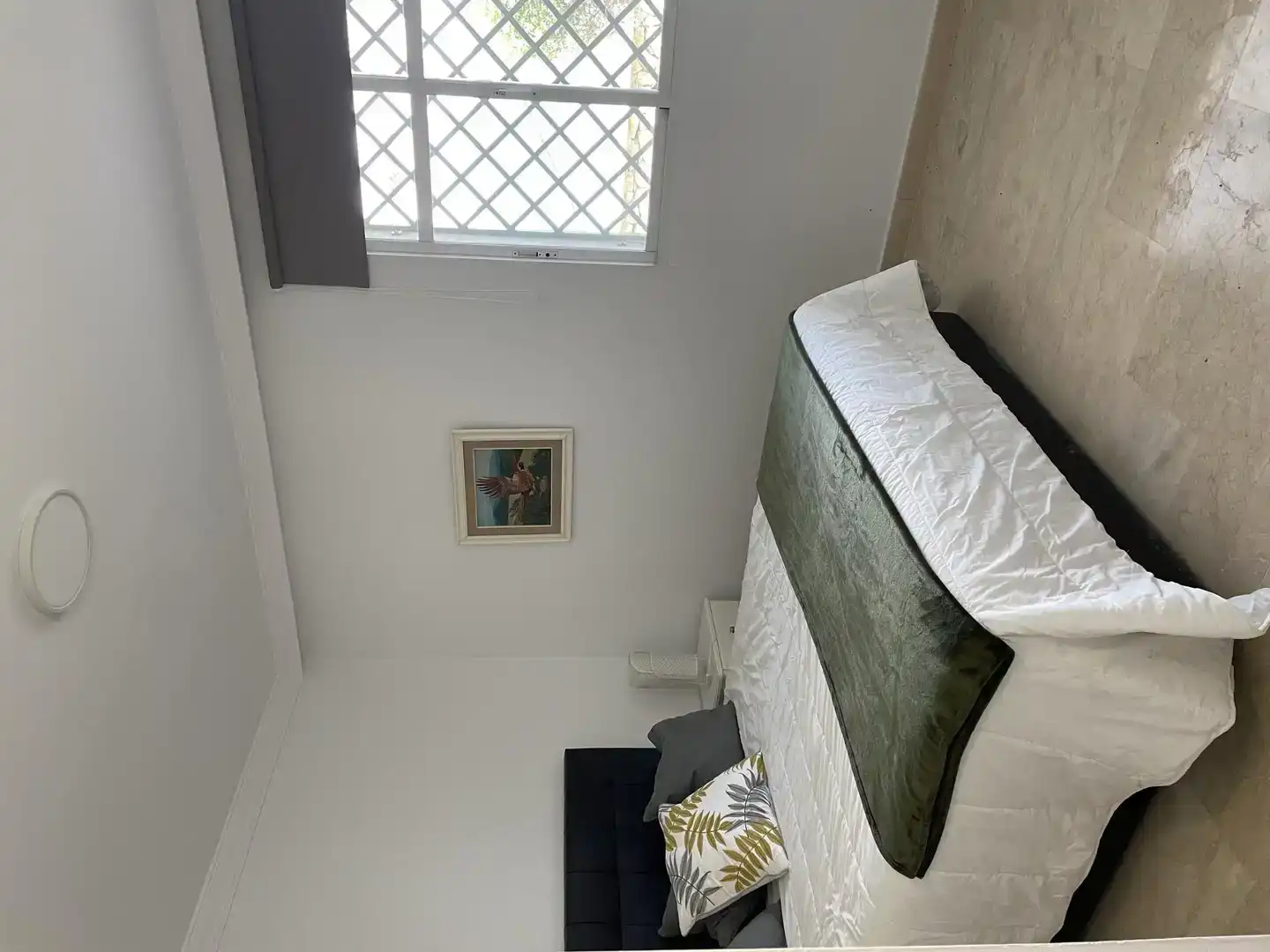 Schlafzimmer von Wohnung zur Miete in Marbella mit Klimaanlage, Privatgarten und Schwimmbad