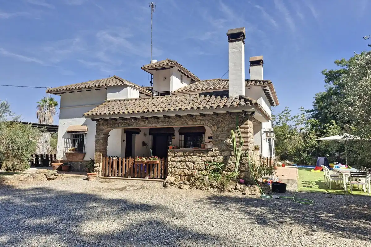 Casa rústica amb jardí en venda a Coín
