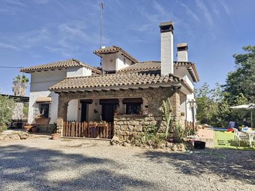 Casa rústica con jardín en venta en Coín