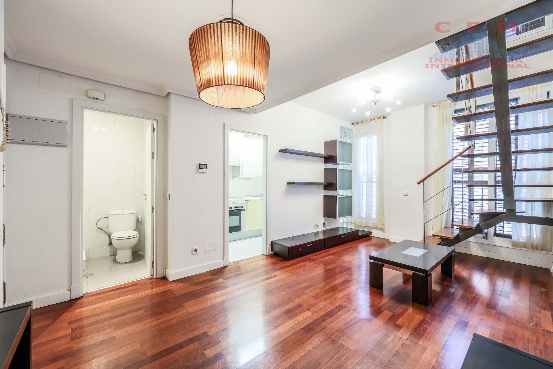 Living room of Duplex to rent in  Madrid Capital  with Air Conditioner, Heating and Parquet flooring