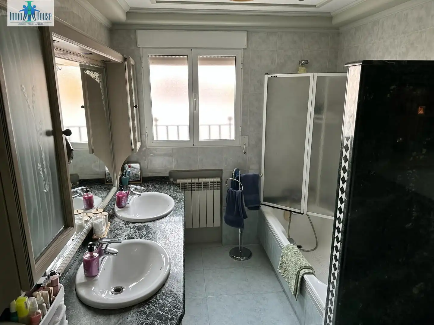 Bathroom of Attic for sale in Almansa  with Air Conditioner, Private garden and Terrace