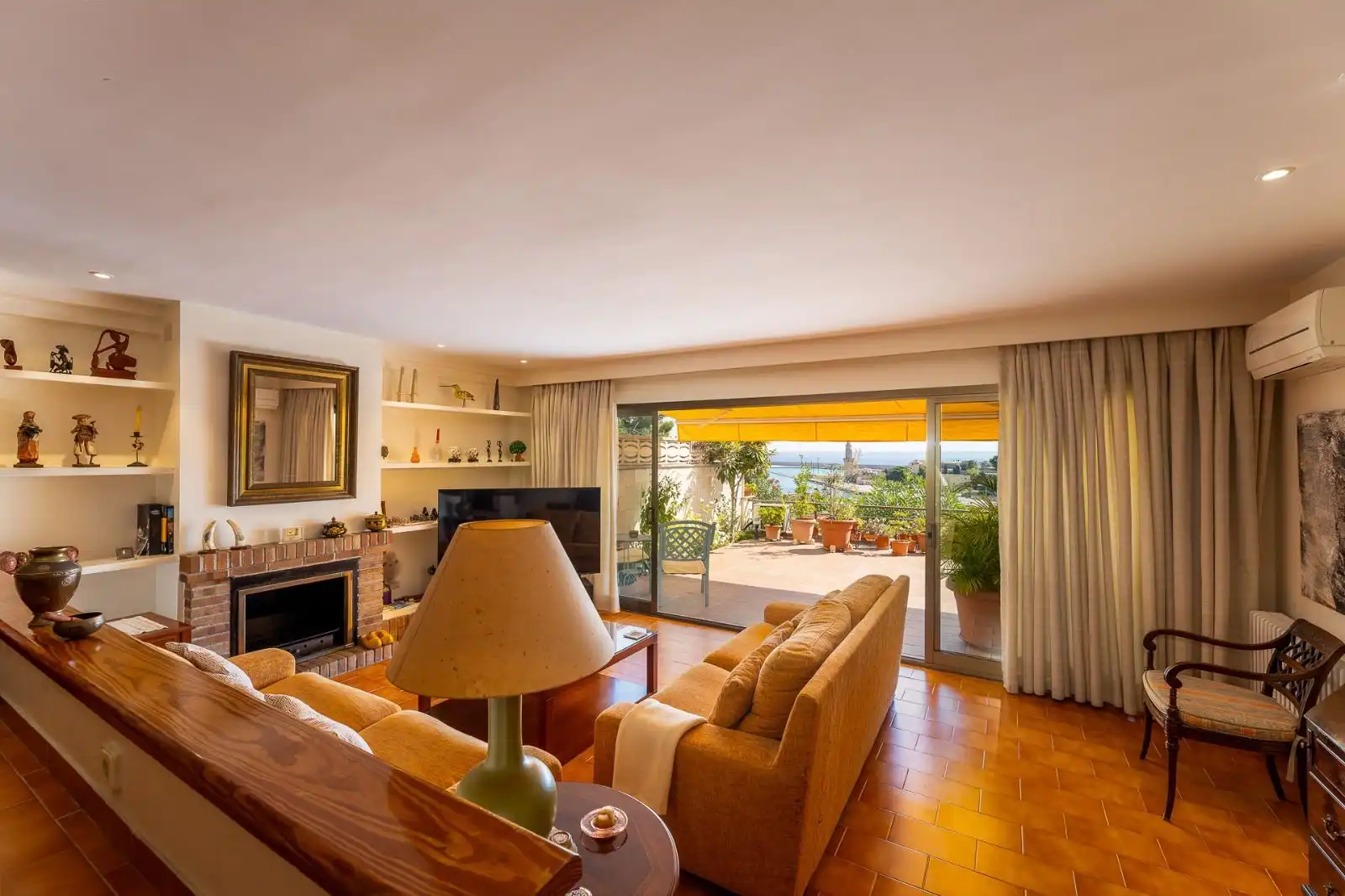 Wohnzimmer von Einfamilien-Reihenhaus zum Verkauf in  Palma de Mallorca mit Klimaanlage, Heizung und Terrasse