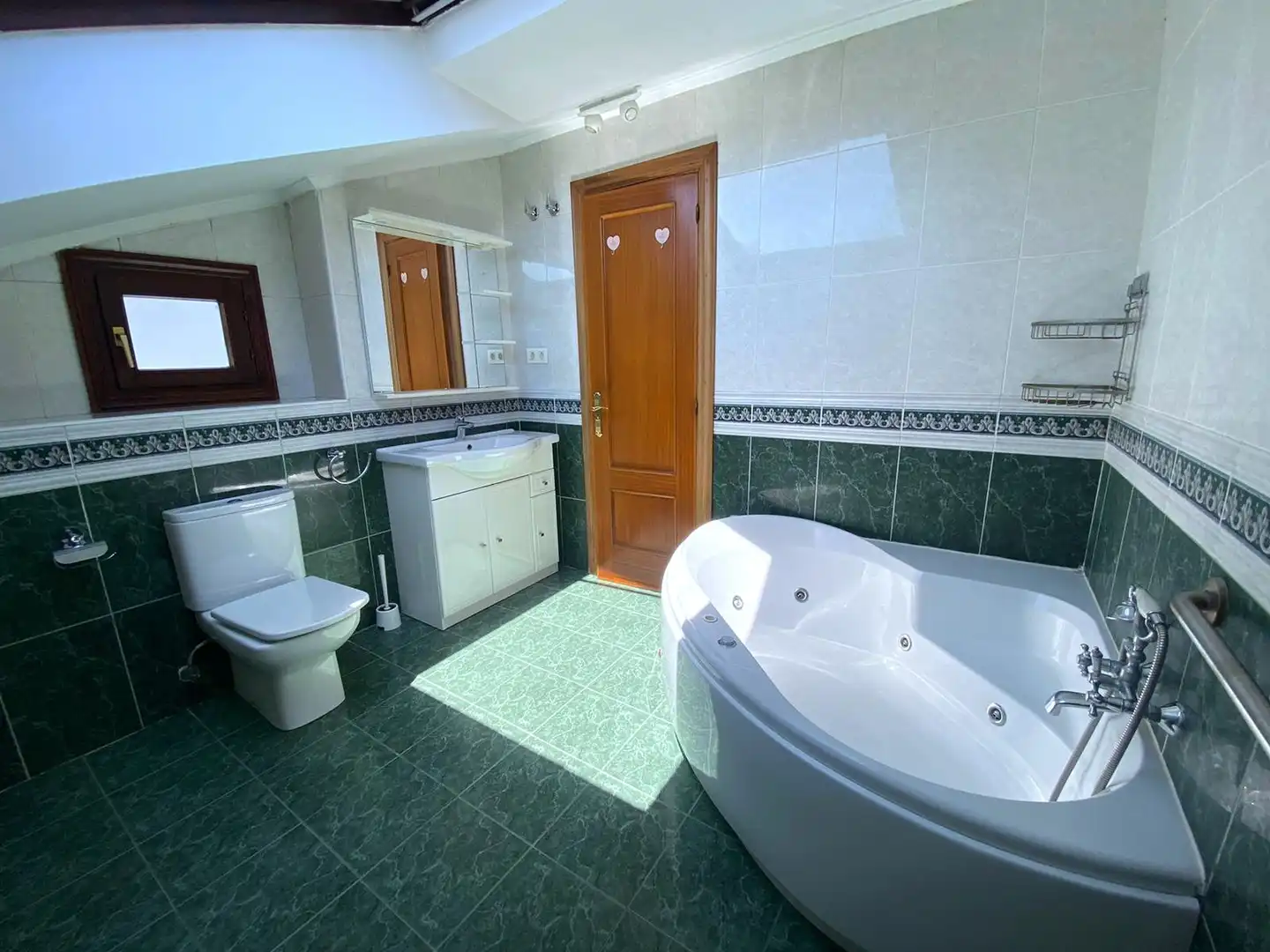 Badezimmer von Einfamilien-Reihenhaus zum Verkauf in Castro-Urdiales mit Heizung, Privatgarten und Parkett