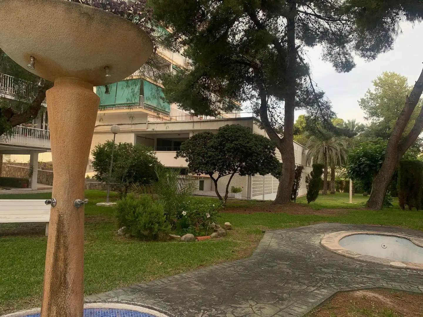 Außenansicht von Wohnung zum Verkauf in Alicante / Alacant mit Klimaanlage, Heizung und Privatgarten