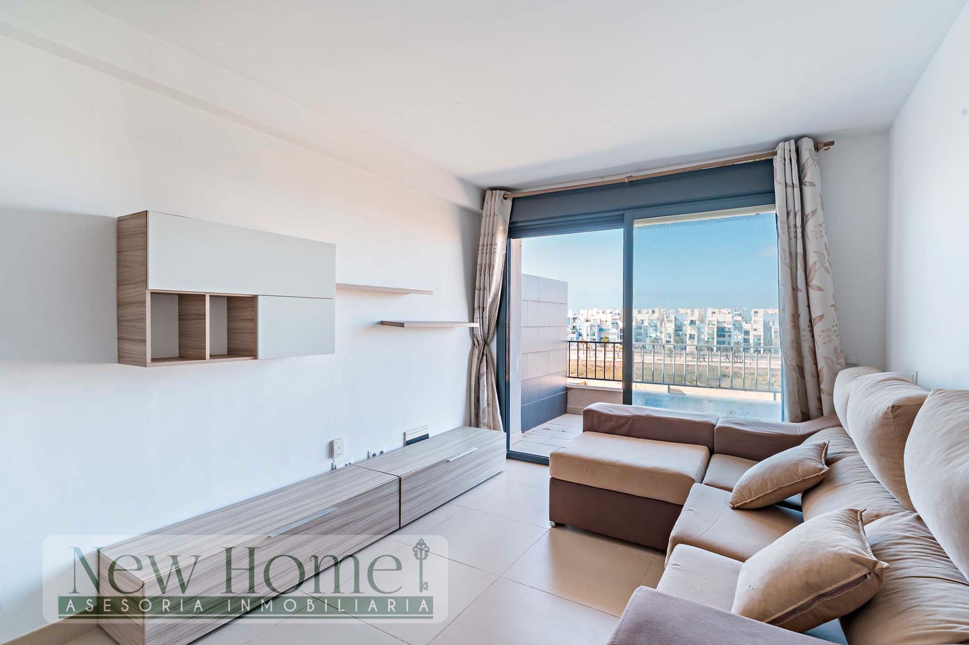 Sala de estar de Piso en venta en Roquetas de Mar con Terraza y Piscina comunitaria