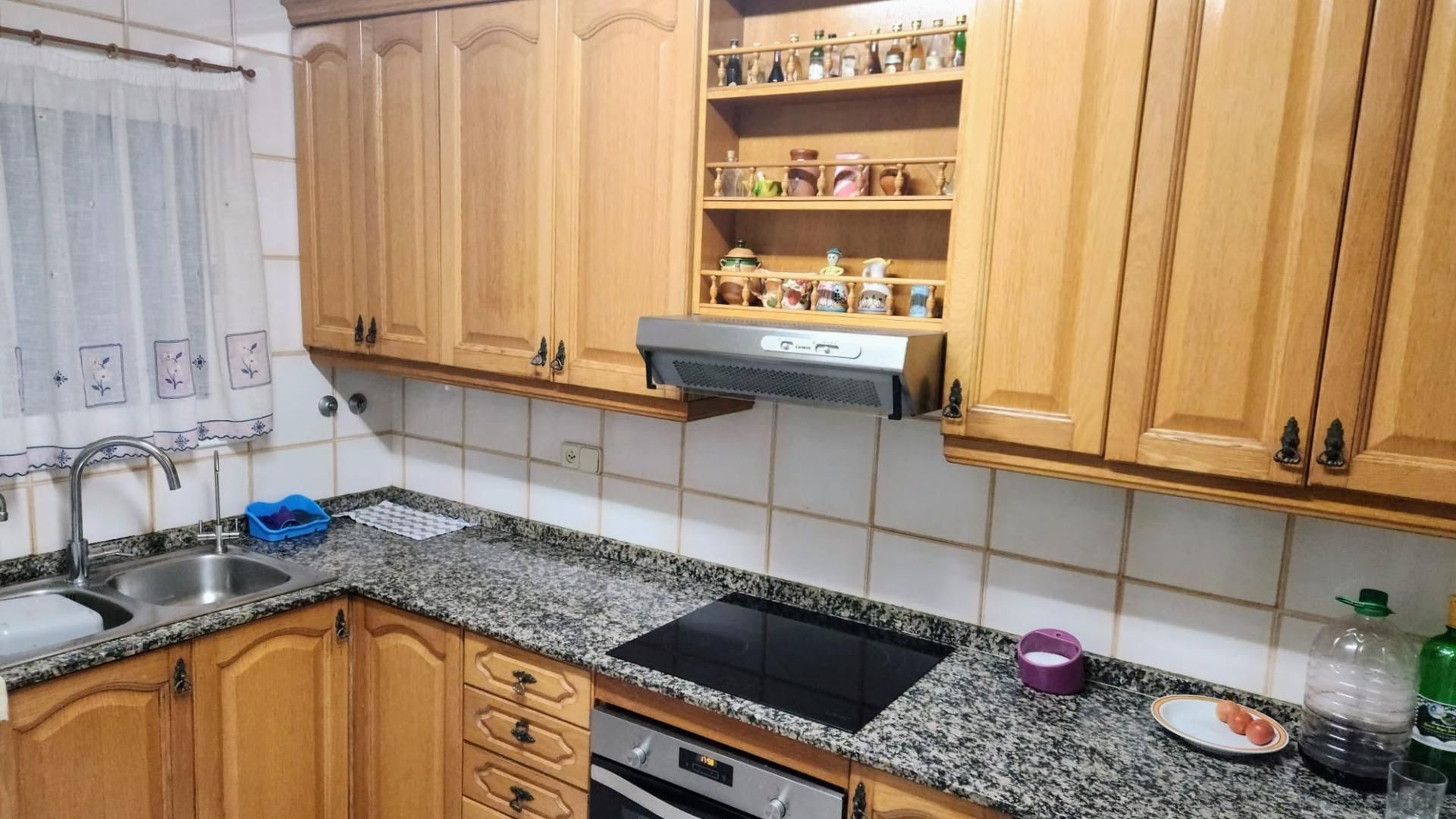 Cuina de Casa adosada en venda en Vilanova i la Geltrú amb Aire condicionat, Jardí privat i Terrassa