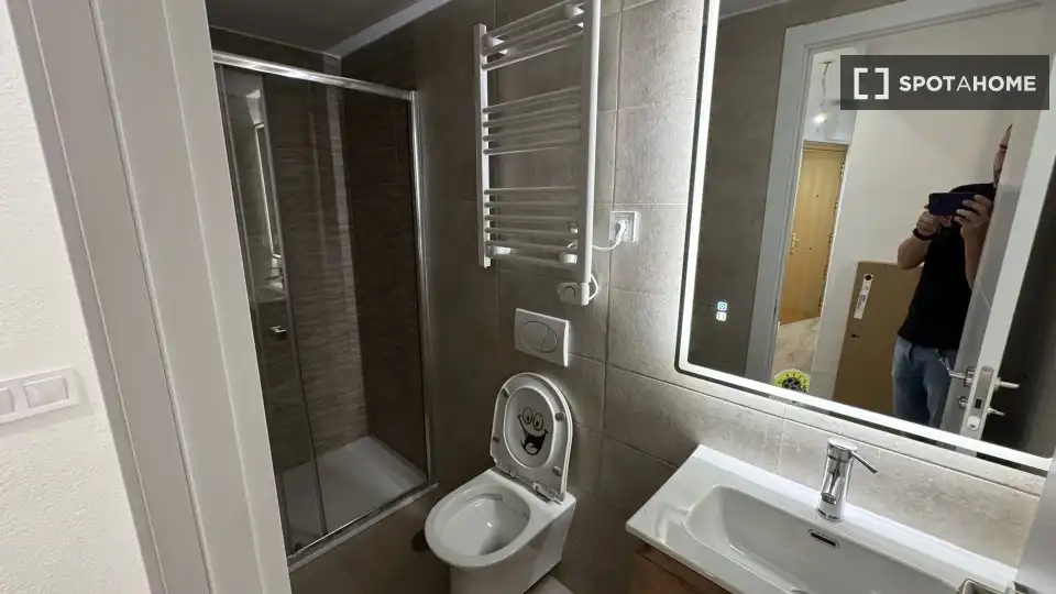 Badezimmer von Wohnung zur Miete in Madrid mit Klimaanlage, Heizung und Möbliert