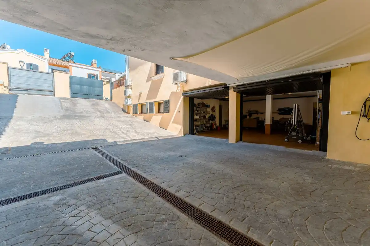Aparcament de Casa o xalet en venda en Marbella amb Aire condicionat, Terrassa i Traster
