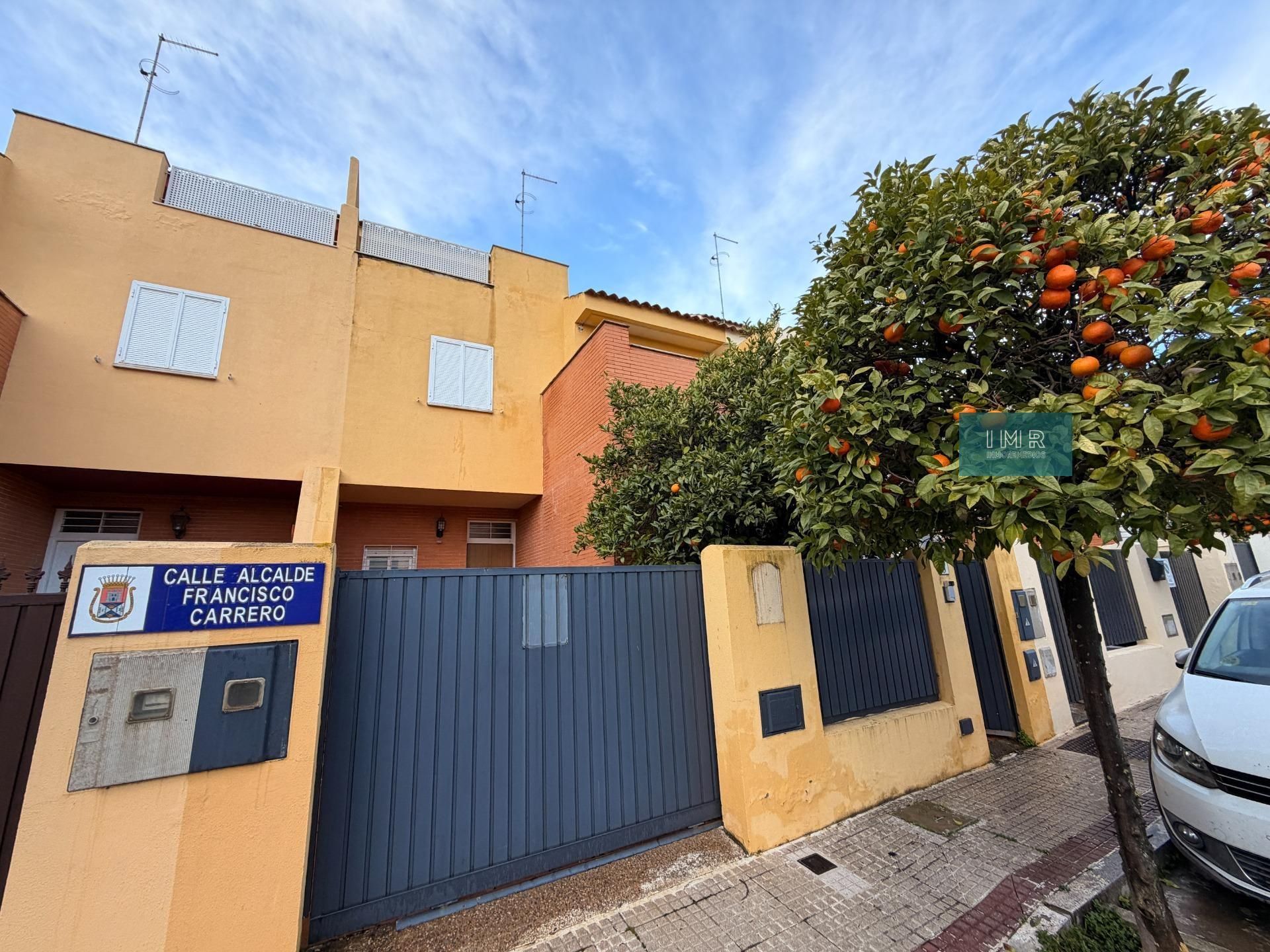 Exterior view of Single-family semi-detached for sale in Castilleja de la Cuesta  with Air Conditioner and Terrace