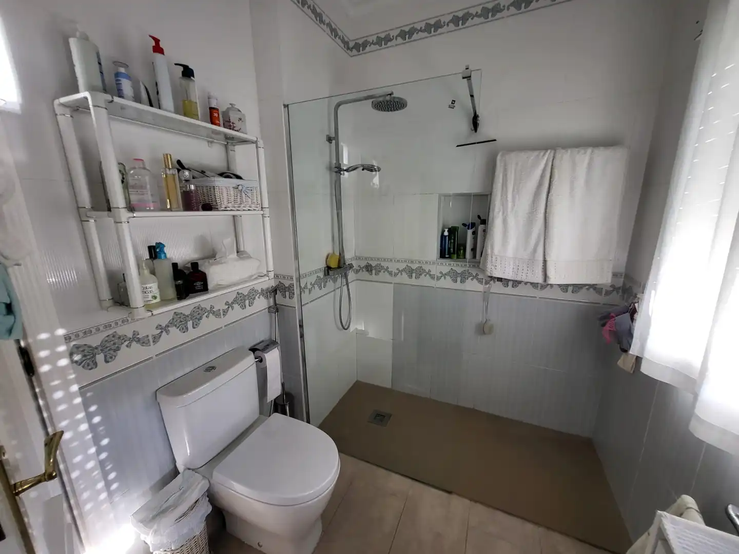 Bany de Casa o xalet en venda en Badajoz amb Aire condicionat, Calefacció i Jardí privat