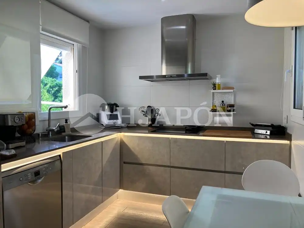 Cuina de Casa o xalet en venda en Alella amb Aire condicionat, Calefacció i Jardí privat