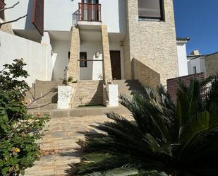 Vista exterior de Casa o xalet en venda en Estepona amb Aire condicionat, Jardí privat i Terrassa