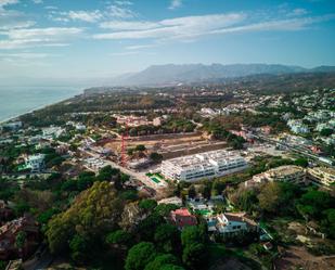 Vista exterior de Casa adosada en venda en Marbella amb Aire condicionat, Terrassa i Piscina