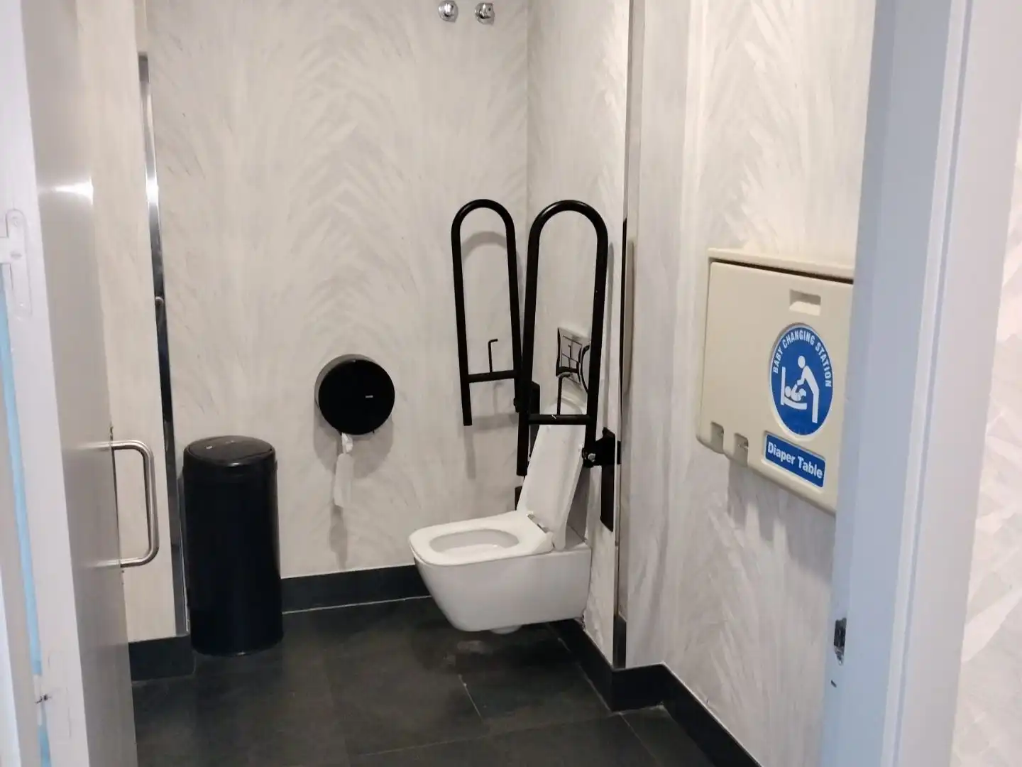 Bany de Local en venda en Sevilla amb Aire condicionat, Calefacció i Terrassa