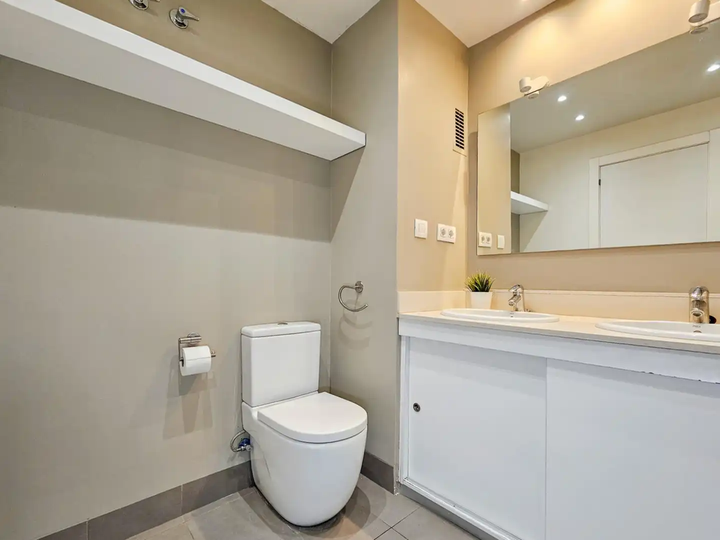 Badezimmer von Wohnung zum Verkauf in Barcelona mit Klimaanlage, Heizung und Terrasse