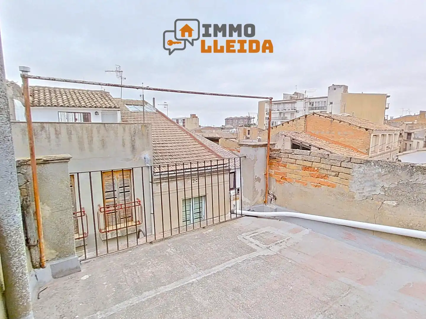 Vista exterior de Casa adosada en venda en Cervera, Lleida