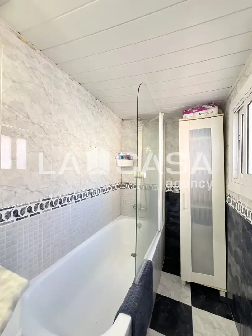 Baño de Ático en venta en Badalona con Calefacción y Terraza