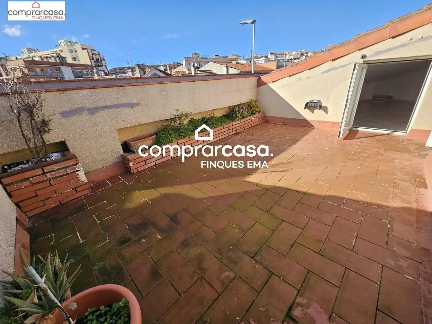 Vista exterior de Àtic en venda en Rubí amb Terrassa, Balcó i Piscina comunitària