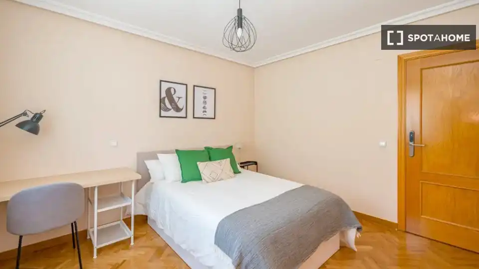 Bedroom of Flat for rent in Madrid  with Air Conditioner, Heating and Furnished