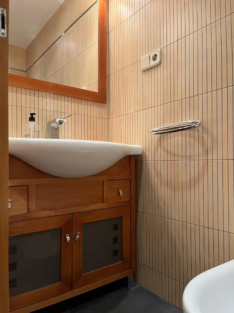 Bathroom of Flat for rent in Madrid  with Air Conditioner, Heating and Parquet flooring