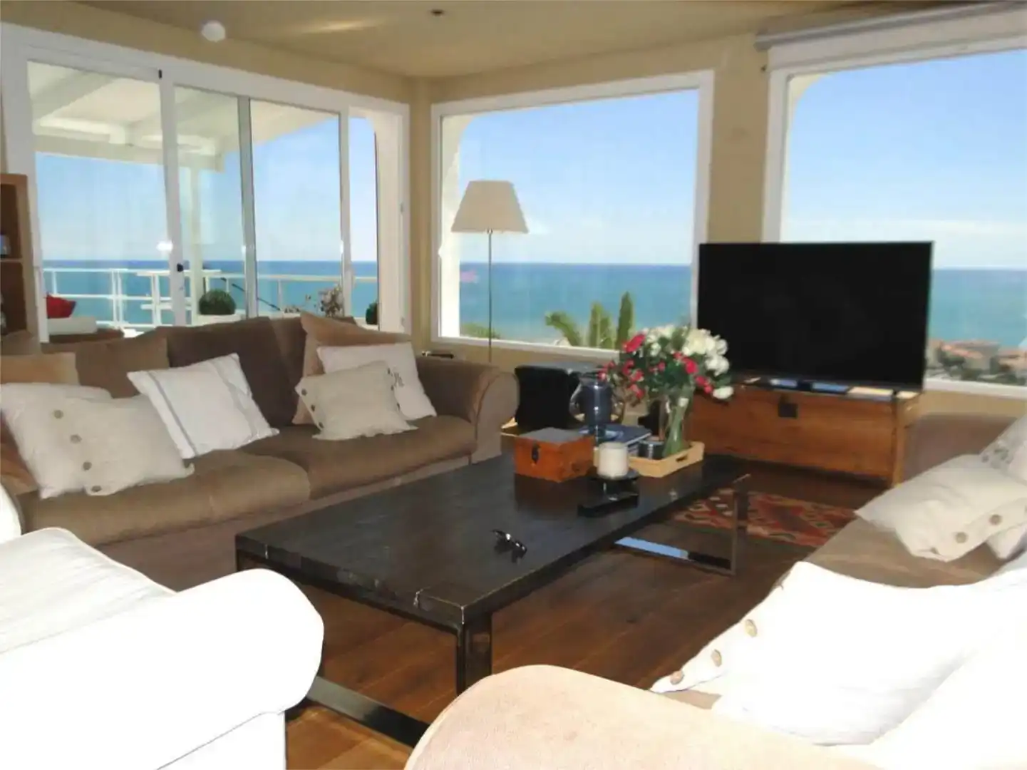 Sala d'estar de Casa o xalet de lloguer en Sitges amb Aire condicionat, Jardí privat i Parquet