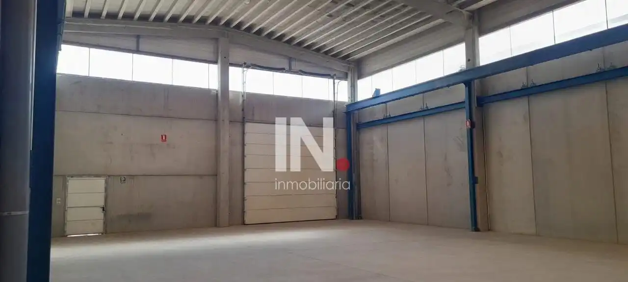 Außenansicht von Fabrikhallen zur Miete in Torrefarrera