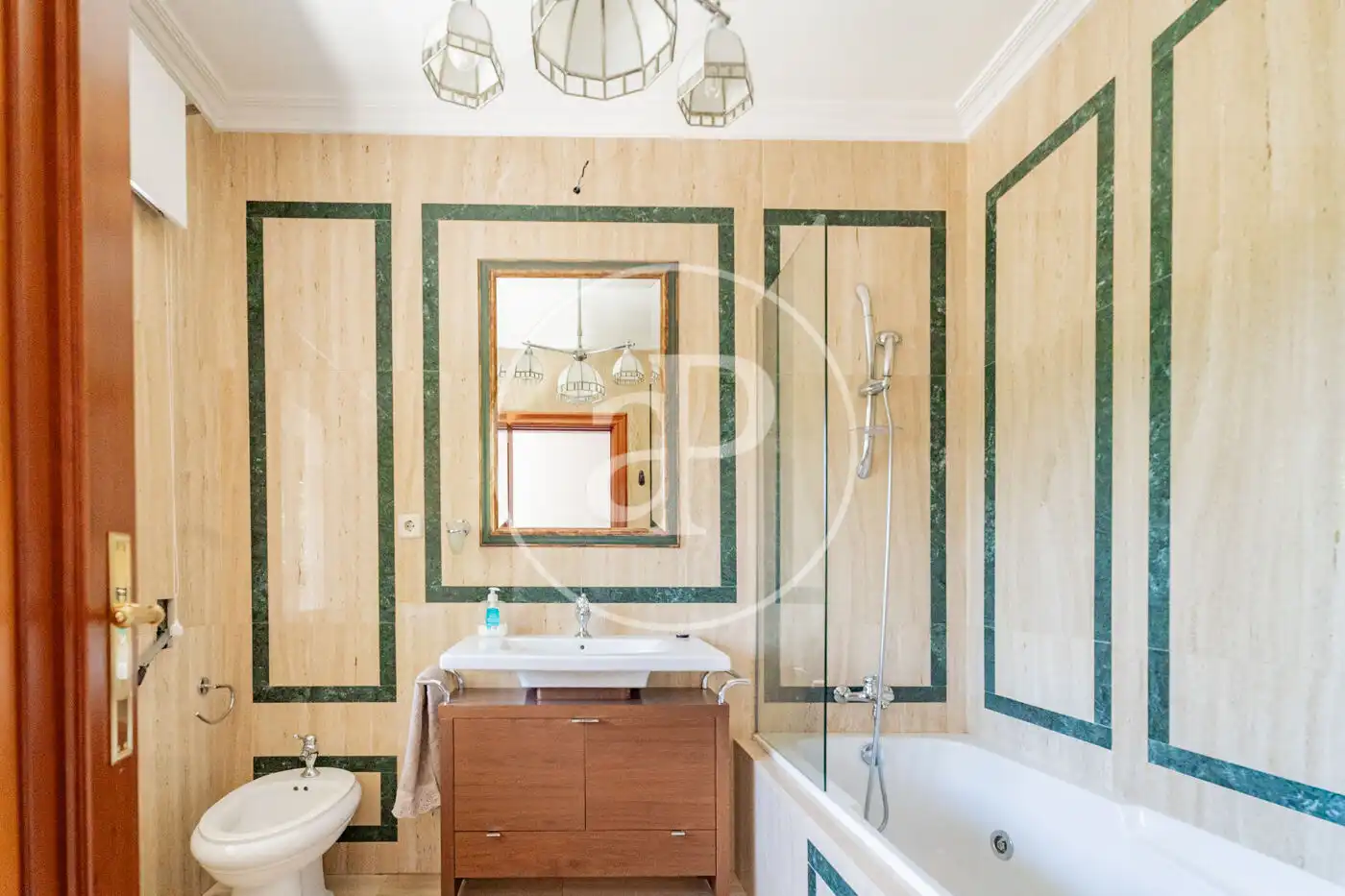 Baño de Piso de alquiler en Madrid con Aire acondicionado, Calefacción y Jardín privado