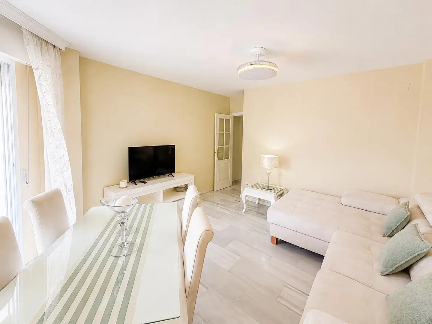 Sala de estar de Piso de alquiler en Almuñécar con Amueblado, Balcón y Piscina comunitaria